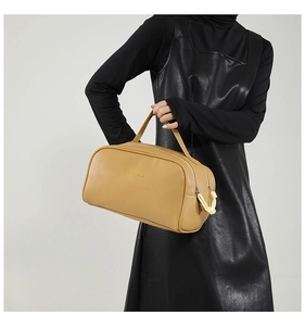 Détail du sac à main en cuir à texture litchi avec double fermeture éclair en kaki