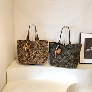 Tragetasche Mit Leopardenmuster Große Kapazität Langlebige Nylon Segeltuch Schultertasche Mit Bärenanhänger Damen Mode