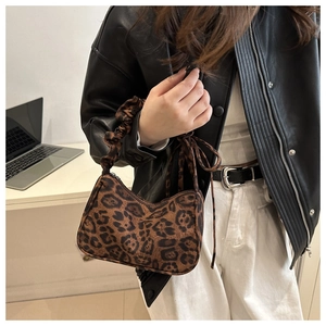 Dettaglio borsa a spalla leopardata con manico a ruches e fiocco in nastro chic