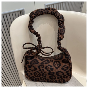 Dettaglio borsa leopardata con manico arricciato e fiocco decorativo laterale