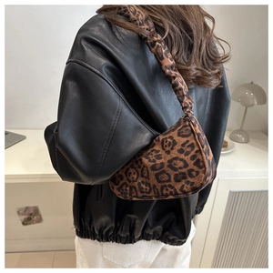 Dettaglio borsa a spalla leopardata con manico arricciato e design a mezzaluna