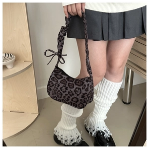 Dettaglio della borsa hobo leopardata con tracolla arricciata e decorazione a fiocco