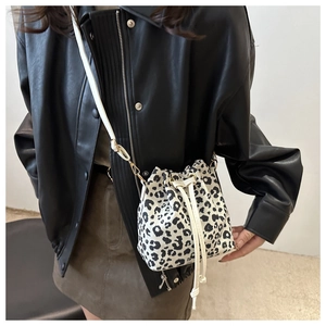 Fashionable leopard print bucket bag with drawstring closure and slim shoulder strap