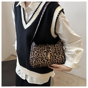 Détail du sac léopard tendance avec fermoir doré tournant et fine bandoulière élégante