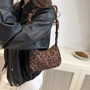 Borsa hobo leopardata con tracolla arricciata, borsa a spalla stile nuvola da donna