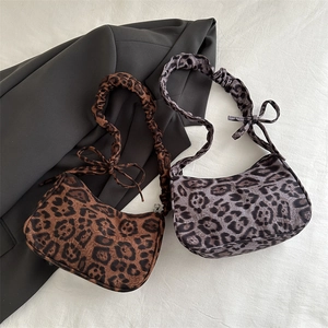 Borsa sottoascellare a mezzaluna con stampa leopardata e manico a pieghe con fiocco