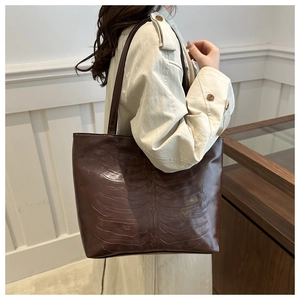 Sac fourre-tout marron foncé avec motif 3D unique de cage thoracique gravé sur cuir souple