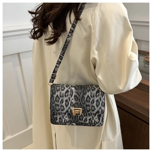 Détail du sac bandoulière léopard avec fermoir doré et bandoulière réglable pratique
