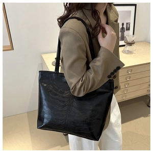 Détail du sac cabas noir avec un motif en relief de cage thoracique squelettique