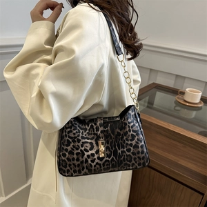 Sac à bandoulière pour femme avec imprimé léopard et chaîne dorée élégante