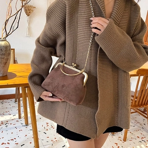 Sac bandoulière vintage en suède marron avec fermoir bisou et chaîne dorée élégante