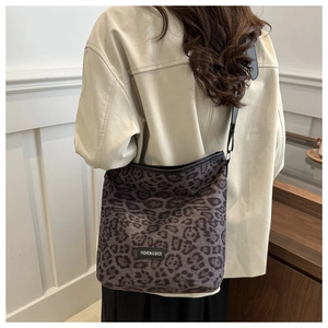 Gros plan du sac cabas léopard avec étiquette de mode et bandoulière en cuir noir