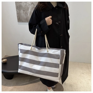 Detailansicht der gestreiften Canvas-Tasche mit Seilgriffen und Seitentasche