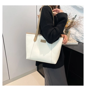 Détail du grand sac cabas en cuir crème avec empiècement en cuir marqué Fashion