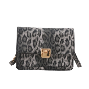 Sac à bandoulière chic avec imprimé léopard et fermoir doré élégant pour femme