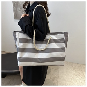 Detailaufnahme der grau gestreiften Canvas-Tasche mit dickem Seilschultergurt