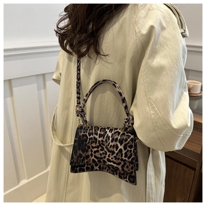 Détail du sac sablier à imprimé léopard avec base incurvée et fine bandoulière réglable