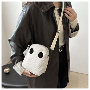Détail du petit sac bandoulière en velours côtelé blanc avec motifs de fantômes mignons