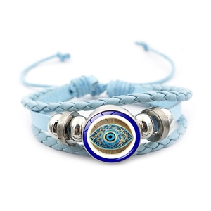 Primer plano de pulsera de cuero trenzado azul claro con ojo turco y cuentas plateadas