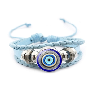 Vista de detalle de pulsera de cuero trenzado azul con amuleto central de Ojo Turco