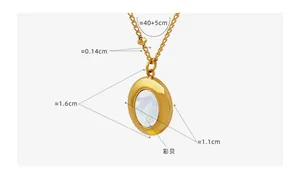 Vista macro de un collar chapado en oro con colgante de nácar y detalles de dimensiones