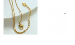 Détail du collier en titane doré montrant le fermoir mousqueton et la gravure K18