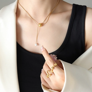 Collier Chaîne Serpent En Acier Titane Plaqué Or Avec Boule Coulissante Réglable Et Pendentif Künstliche Perle Imitation Bijoux Pour Femmes