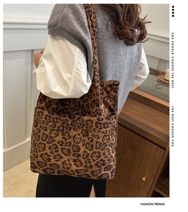 Vista laterale dettagliata della borsa tote in pelle scamosciata leopardata oversize