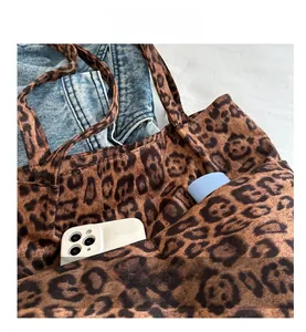 Dettaglio della borsa tote in tela leopardata con pratica tasca esterna portaoggetti