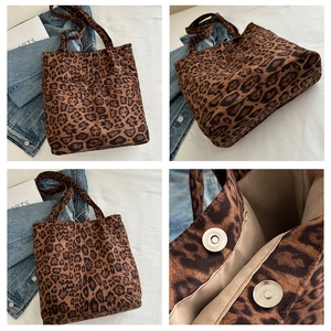 Dettaglio della borsa tote leopardata in finto scamosciato con chiusura magnetica interna