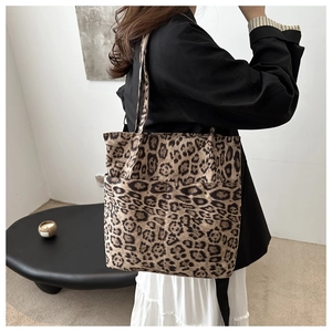 Dettaglio della borsa tote con stampa leopardata, tasca frontale e tracolla sottile