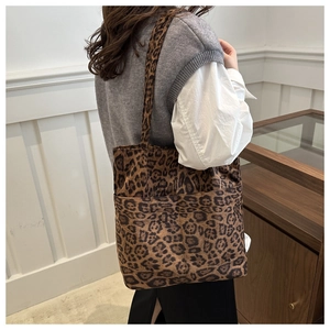 Vista laterale della grande borsa tote leopardata con tasca anteriore e tracolla a spalla