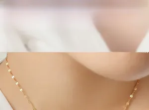 Détail d'un collier chaîne à lèvres dorée avec un design minimaliste à maillons plats