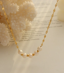 Vue détaillée d'un collier de perles d'eau douce avec perles d'espacement dorées et chaîne