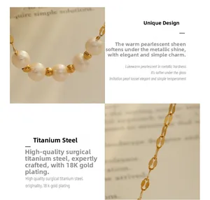 Détails macro d'une chaîne en acier titane plaqué or 18K avec perles d'imitation