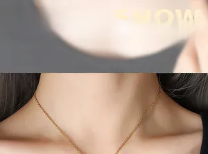 Gros plan d'un collier doré au cou montrant la texture élégante de la chaîne à maillons