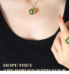 Gros plan sur l'ensemble bijoux collier et bague en cristal vert émeraude sur mannequin