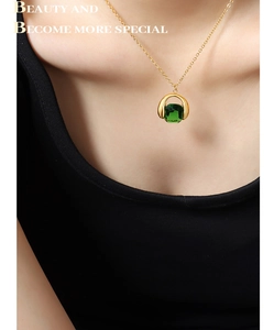 Détail du collier avec pendentif émeraude coupe carrée et chaîne en or 18 carats