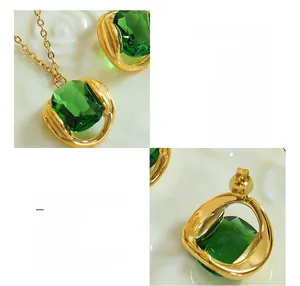 Détail du parure de bijoux en titane plaqué or 18 carats avec cristaux vert émeraude
