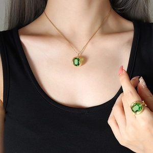 Parure De Bijoux En Cristal Vert Émeraude Acier Titane Plaqué Or 18K Collier Pendentif Carré Et Boucles D'oreilles Rétro