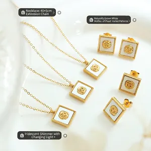 Set collana e orecchini con fiore di camelia dorata e pendente quadrato in conchiglia bianca