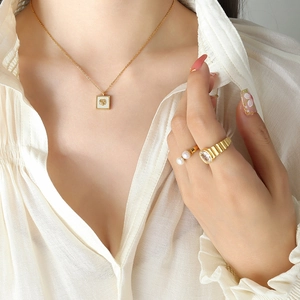Set di gioielli dorati stile francese con collana rosa, anello di perle e cristallo