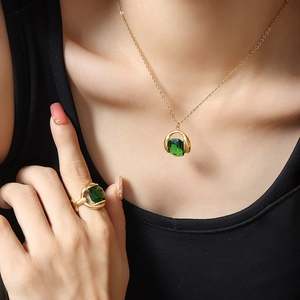 Parure rétro collier et bague en cristal vert émeraude avec finition dorée vintage