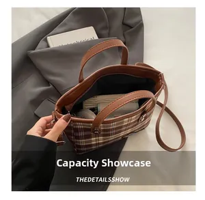 Innenansicht der braunen Karo-Tasche mit Platz für Handy und Kosmetik-Accessoires