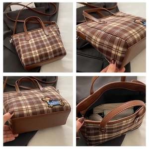 Detailansichten einer braunen karierten Handtasche mit süßem Hundepatche und Lederriemen