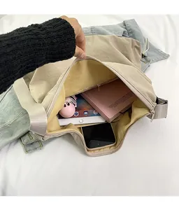 Vista dall'alto dell'interno della grande borsa a secchiello in nylon con spazio per iPad