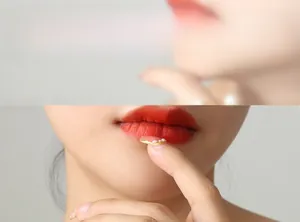 Détail d'ongles français avec perles blanches, feuilles d'or et base rose