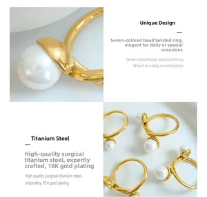 Détail de la bague en acier titane plaqué or 18K avec perle colorée et design torsadé