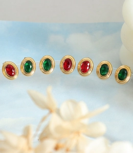 Détails des boucles d'oreilles vintage françaises avec zircons ovales rouges et verts