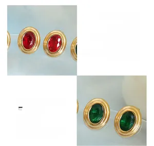 Détails de boucles d'oreilles vintage en acier titane avec zircons rouges et verts